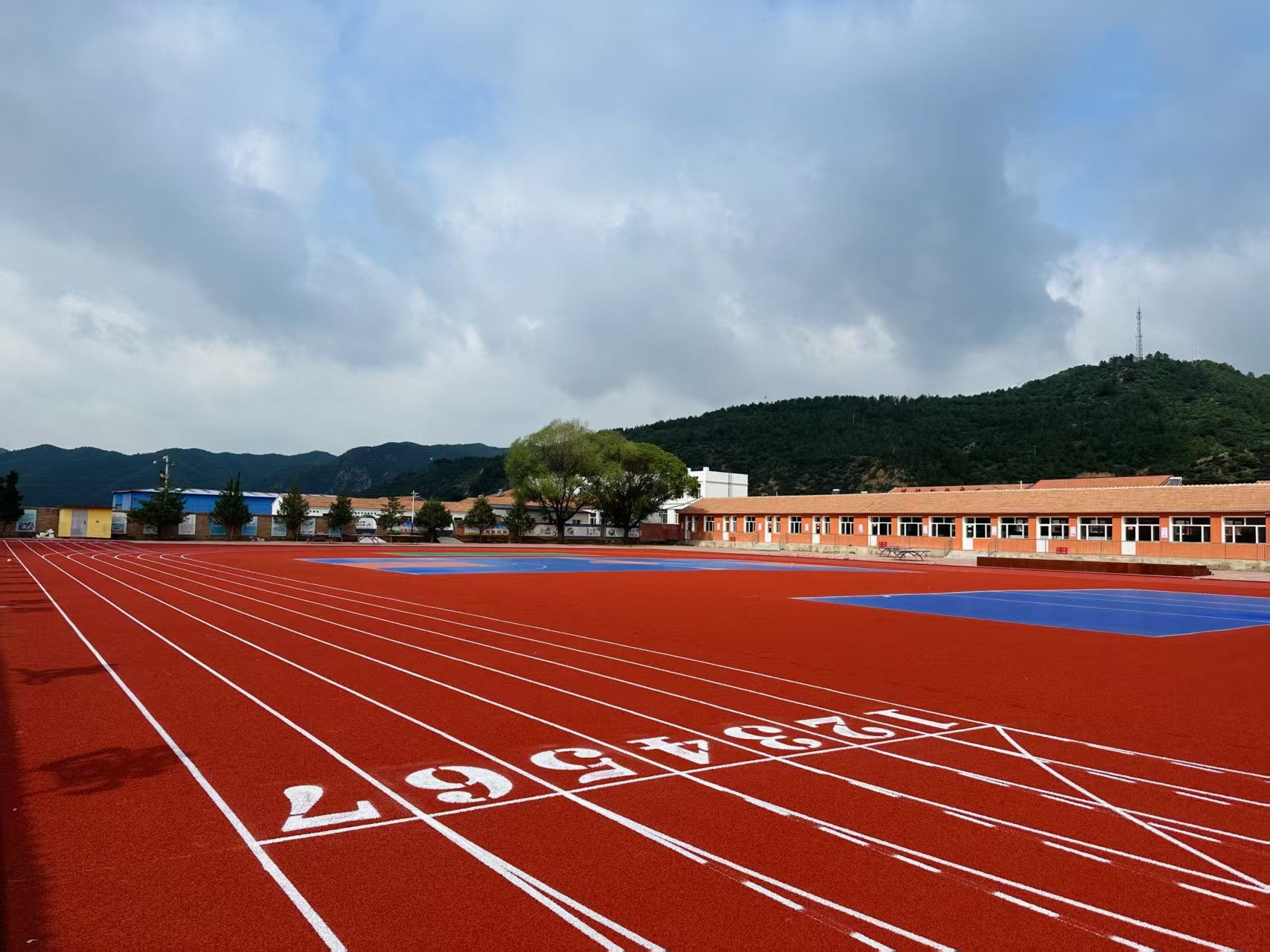 朝阳市自结纹塑胶跑道塑胶跑道施工 - 方案